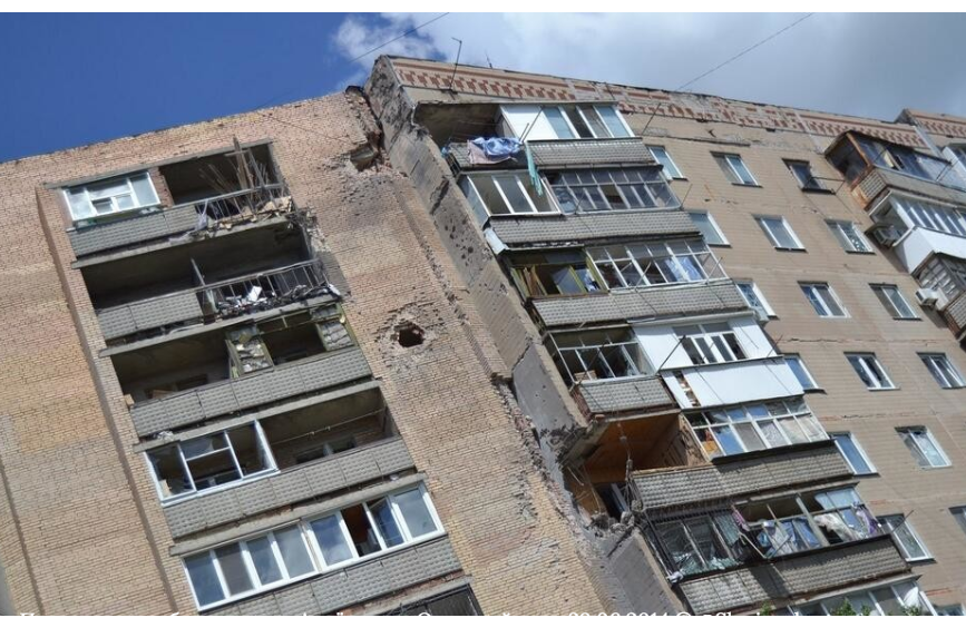 Gar_na_ua's tweet photo. Про Старобільськ. і діточок. Повернемося в 2014 рік. Окупований Слов'янськ. На фото мій будинок. Мій балкон. З будинку видно Карачун, де були наші. Русня вигадала щось обстріляти і звинуватити Україну. Тому вони підігнали Нону і уїбали по моїм вікнам. Ви досі вірите москавитам? https://t.co/o9DTZl1Zjj