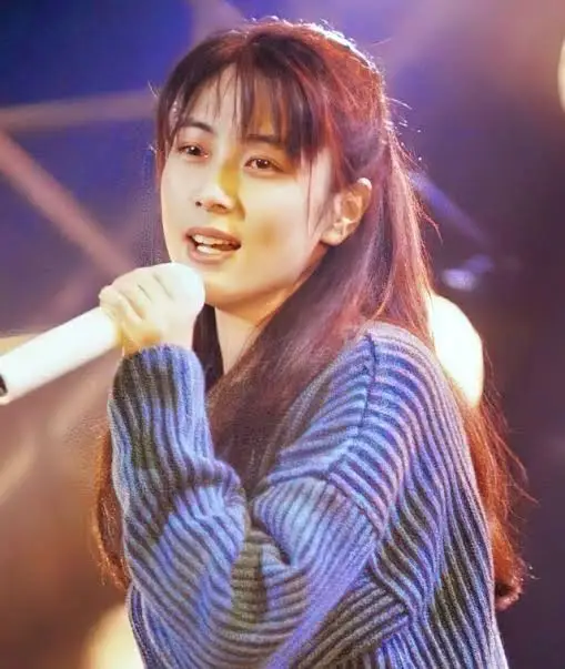 DetcoCrave's tweet photo. Izumi Sakai, the lead singer of ZARD, passed away 19 years ago. https://t.co/H8ppN3Se4k