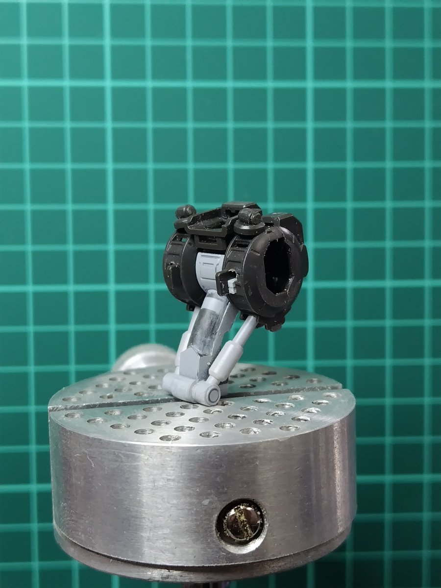 Tom_kmodel's tweet photo. バエルの胸部周辺です。
フレームの背骨にあたる箇所で延長、それに伴って両脇のシリンダー状のものも、プラパイプ等で新造しています。
キットよりも、胸の部分をかなり前傾させています。 https://t.co/raeX1XyCTK