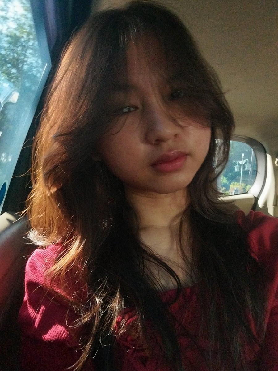 studyartwit's tweet photo. Suka banget tiap selfie ada sinar matahari masuk ke kaca mobil 🤭💜 https://t.co/fVlPL1j449