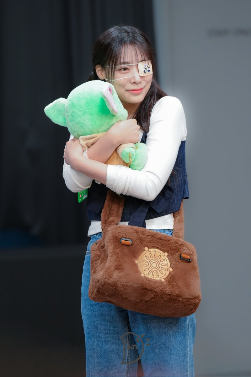 dan3jpg's tweet photo. 260525
만달로리안과 그로구 ❌️
시요밍과 그로구🐹
둘 다 귀여워💚
#QWER 
#이시연 #시연 #시요밍 #SIYEON https://t.co/6LAxQc9mBl