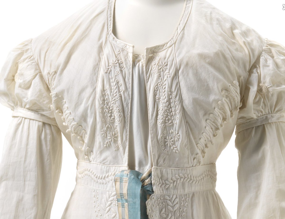 LaurenCDeutsch's tweet photo. #Ooots is this 1818 English pelisse and dress. A pelisse is an outer garment that derived from military origins. Yet, this example exemplifies Regency dress aesthetics with its white cotton fabric and elaborate embroidery. Indeed it looks like a dress in itself. #FashionHistory https://t.co/Hn17ebu3Xz