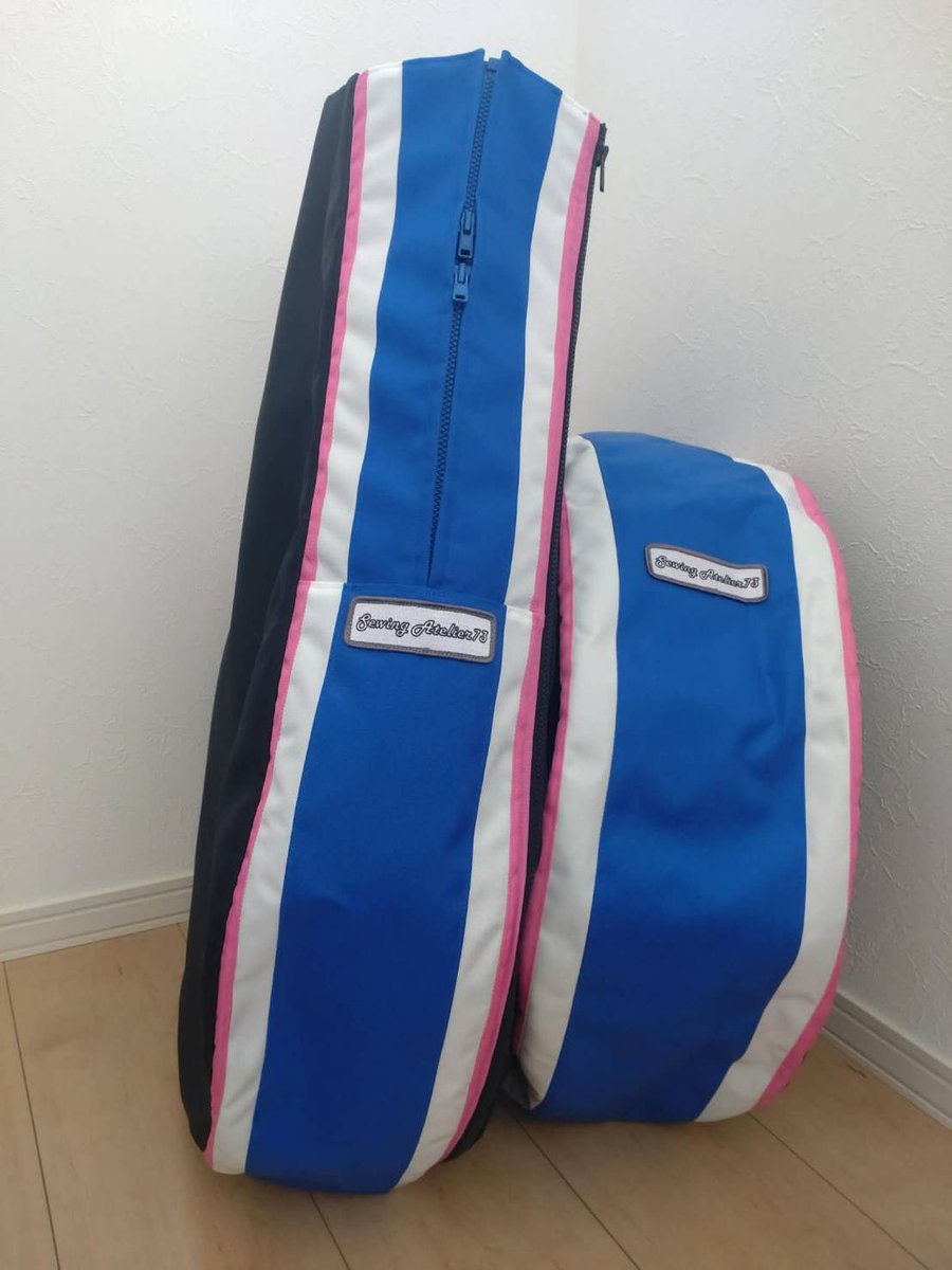 TSUGARAGE's tweet photo. HRC GROM用Sewing Atelier73製タイヤウォーマーカバー新色が入荷しました。

ブラック×オレンジ
ブラック×ブルー

対象車種：HRC GROM(JC-75、JC-92)、GROM

レーシング車両はタイヤウォーマーを巻いてタイヤを温めますが、寒い冬は外気に晒されている箇所から冷気が入ってしまうのでタイヤが温まり辛い…

タイヤウォーマーカバーで包み込む事で保温性を高め、ホイールまで温まる事によって熱が逃げにくくなり、レースでは他車よりアドバンテージを築く事が出来ます。

3重構造で外側は防水性に優れたハイパロン製。
内部は保温性能に優れた生地が採用されています。

ハイシーズンは入手困難になりますので今のうちにいかがでしょうか？

オンラインショッピング出品前の特価で販売中です。
詳しくはDMでお問い合わせください。