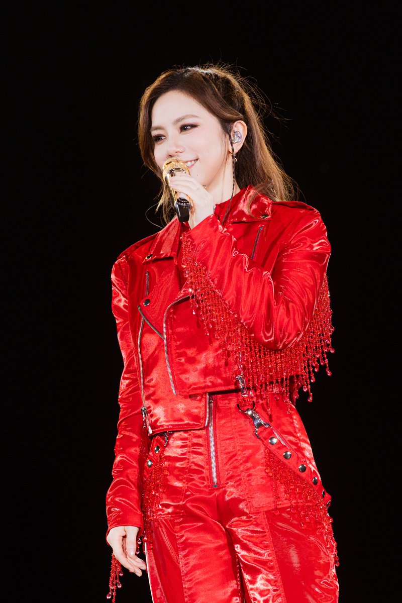 livenationsg's tweet photo. 时隔一年，G.E.M.邓紫棋带着全面升级的 I AM GLORIA 2.0 重返新加坡 ✨
不仅是海外返场首站，更迎来了《I AM GLORIA》世界巡演第157场！

升级版舞台好亮眼，新加坡棋士们也因为G.E.M.邓紫棋首次落枕无法转头收获到三边无死角的金鱼嘴飞吻，和所有棋士们一起留下了难忘的回忆 💜🥰

期待下一次，再和G.E.M.邓紫棋相聚新加坡，一起大声高歌❣️

#GEM #邓紫棋 #鄧紫棋
#邓紫棋IAMGLORIA世界巡回演唱会
#IAMGLORIAWorldTour
#IAMGLORIAWorldTour_SG 
@teamgem_official