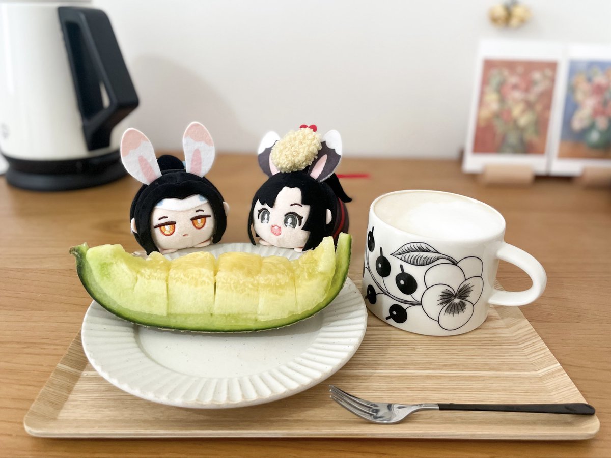 mineyuki_drmd's tweet photo. 見切りメロンを買う事で、安くて甘いメロンが食べられる事を覚えたにんげんと、そのおこぼれにあずかるもち。頭に乗っているのはエビフライの赤ちゃん🍤
#もちもち狂人 https://t.co/822imKwSMd