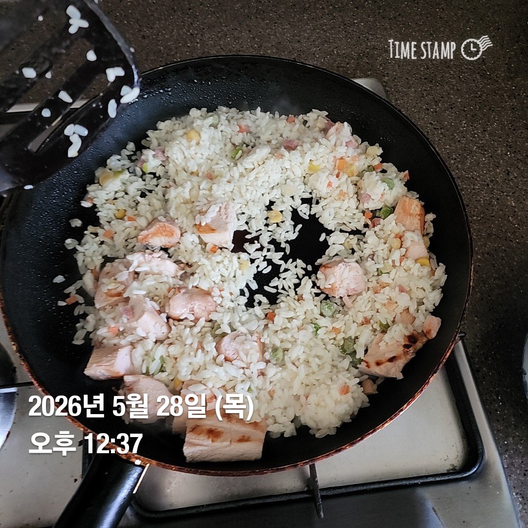 clouds2luna's tweet photo. [여담: 하프마라톤 이후의 평소 식단]
+ 아침겸 점심
닭가슴살 200g
볶음밥 350g
제로콜라

사실 평소에 먹는 양의 2배가량이 됩니다만,
1500칼로리 이상 소비한 상황에서 저정도를 안먹으면 정말 회복이 안되기 때문에 어쩔 수 없는 것 같네요. :) https://t.co/phir6phOFL