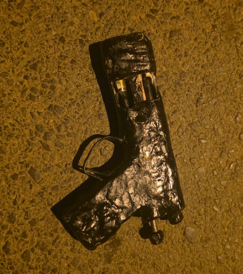 NPSOfficial_KE's tweet photo. ARMED SUSPECT INTERCEPTED AFTER ROBBERY ATTEMPT IN JAMHURI, NAIROBI

Sustained security operations and heightened patrols across the Nairobi Region continue to disrupt criminal activities and deny armed gangs the freedom to terrorise members of the public.

Officers have maintained constant surveillance in identified hotspots, responding swiftly to distress calls and working closely with members of the public to confront emerging threats.

It is through this continued pressure on criminal elements that another dangerous robbery mission was foiled in Jamhuri, preventing what could have escalated into a far more tragic incident.

The incident unfolded along the busy CITAM Church Road, an area usually characterised by the movement of traders, worshippers, motorists and pedestrians going about their daily activities. 

In the midst of the normal bustle, panic suddenly erupted after reports emerged that two suspects — a rider and his pillion passenger — had launched a robbery spree targeting unsuspecting members of the public.

Acting with speed and coordination, officers on patrol in the area immediately responded to the distress calls. As the suspects attempted to flee the scene, they fired several rounds in an attempt to intimidate both pursuing officers and members of the public.

The pillion passenger was intercepted and apprehended. The rider, however, managed to escape from the scene, prompting an immediate manhunt.

Upon securing the suspect, officers established that the arrested pillion passenger was armed with a homemade pistol. At the scene, they also recovered one spent cartridge and a bullet believed to have been discharged during the escape attempt.

Despite the chaotic scene, in which members of the public bayed for his blood, officers managed to restore order and secure the exhibits linked to the incident.

The incident serves as yet another demonstration of the importance of police-public partnership and public cooperation in confronting violent crime within the city.

Security operations remain active across the Nairobi Region as officers continue to pursue criminal networks that threaten the safety and peace of residents.

The National Police Service remains committed to serving and protecting the public by sustaining operations aimed at combating criminal activities.

Members of the public are encouraged to continue reporting suspicious activities to the nearest police station or via the emergency numbers 999 or 911, or through the #FichuaKwaDCI toll-free line 0800 722 203 and WhatsApp number 0709 570 000.