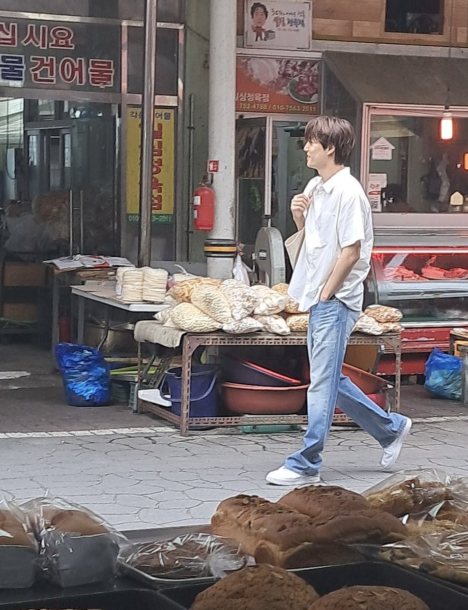 elysetable's tweet photo. 어제 이어 오늘도 순천 관광 홍보 콘텐츠 촬영 중인 카이
기본템만 입어도 빛이 나는구나 https://t.co/R8IzvJb1xF