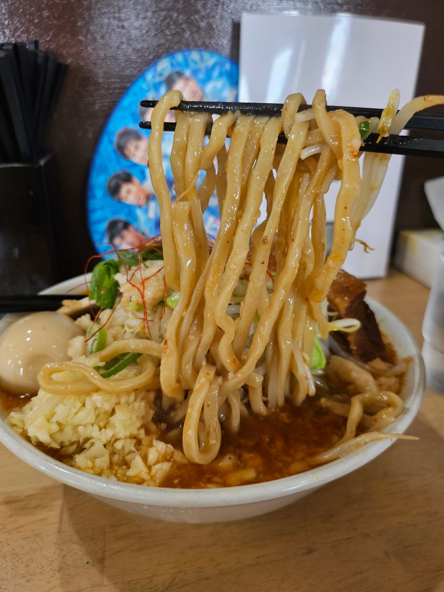 xSit81xACTFS7dF's tweet photo. 本日のブランチ😋🍴💕
人間ドックの為丸一日ぶりの食事🎶

　🍜🥚🍜2026年165麺目🍜🥚🍜

秋田県由利本荘市
#MONCHANRAMENSHUN
様にて☺🎶
#辛ぶた麺並肉増しTP味玉　
¥1,550を頂きましたっ(^_^ゞ

この盛り😋
旨そうでしょう…極旨なのさ😋🍜🎶
背脂旨辛スープがモチモチ太麺に絡む
ドデカイチャーシュー1枚は食べやすく旨味たっぷり😋
かなりの爆デカ角煮は肉増しのお肉
これがまた極旨😋🎶
味玉も旨しでしたっ😋🥚🎶

#由利本荘市ラーメン
#由利本荘市ランチ
#由利本荘市グル麺タリー
#味玉に顔作成仲間募集中
#こうめいファン倶楽部募集中　
#玉子録
#麺麺倶楽部
#麺上げ隊
#肉上げ隊