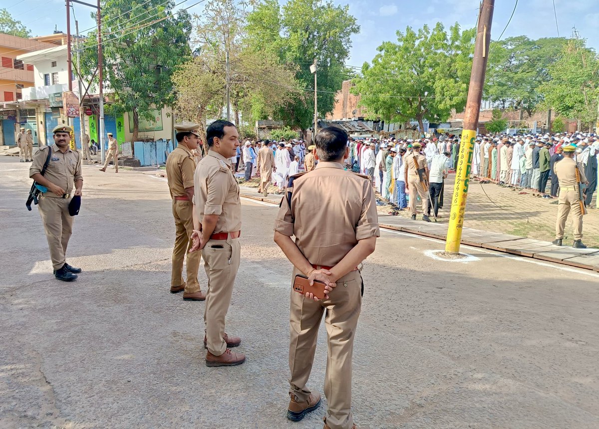 lalitpurpolice's tweet photo. #AddSPLTP @kaloosingh द्वारा कोतवाली ललितपुर क्षेत्र में #ईद_उल_अज़हा (बकरीद) पर्व की नमाज़ को सकुशल एवं शांतिपूर्ण ढंग से सम्पन्न कराने हेतु ड्यूटीरत पुलिस बल को चेक कर आवश्यक दिशा-निर्देश दिए गए।
#LalitpurPolice https://t.co/0ZwjsXkzlF