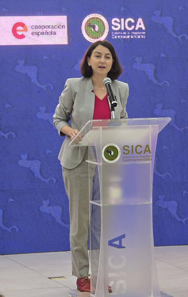 CCADSICA's tweet photo. Acompañamos como CCAD el acto de conmemoración de los #25Años de #CooperaciónEspañaSICA, junto con autoridades de la Secretaría de Estado de Cooperación Internacional del Reino de España,  la AECID; el Ministerio de Relaciones Exteriores de República Dominicana, en su calidad de Presidencia Pro Tempore del SICA, la Secretaría General del SICA, y el Viceministerio de Relaciones Exteriores de El Salvador, como país sede del #SICA.

La Secretaria Ejecutiva de la CCAD, Marisol Castillo, formó parte del grupo de titulares de instancias del SICA que asistieron al evento. 

La Cooperación Española ha sido un aliado histórico de la CCAD a lo largo de su existencia; contribuyendo  primero a la ejecución de los Planes Ambientales Regionales para Centroamérica (PARCA) y, posteriormente y hasta la fecha, a la ejecución de la Estrategia Regional Ambiental Marco (ERAM), con énfasis en cambio climático y gestión de riesgo, así como en la gestión integral de recursos hídricos, además de fortalecer institucionalmente a la CCAD.  

En el acto de conmemoración participó la Secretaria de Estado de Cooperación Internacional del Reino de España y Presidenta de la #AECID, Eva Granados; el Viceministro de Asuntos Económicos y Cooperación de Ministerio de Relaciones Exteriores República Dominicana, Hugo Rivera; la Embajadora del Reino de España en El Salvador, Sonia Álvarez; la Directora Ejecutiva dela SG-SICA, Ingrid Figueroa; el Director para América Latina y El Caribe de la #AECID, Jorge Mijangos Blanco; el Subdirector de Cooperación con México, Centroamérica y el Caribe de la AECID, Álvaro Borrega de Sande; así como la Viceministra de Relaciones Exteriores de El Salvador, Adriana Mira.

#CooperaciónEspañaSICA #25AñosEspañaSICA #SociosEstratégicos