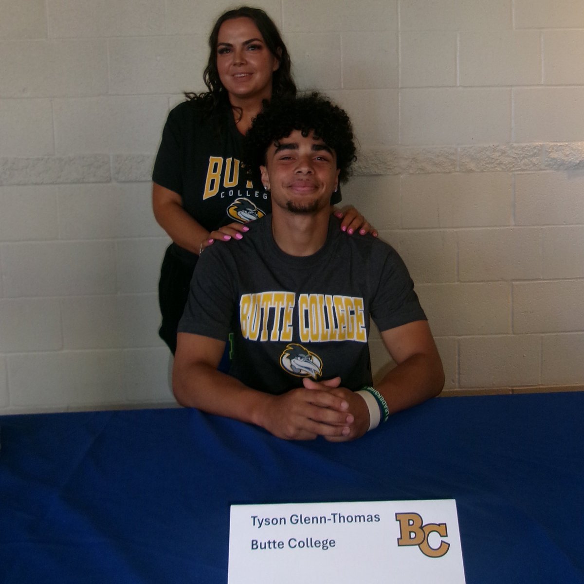 Tyson_Thomas721's tweet photo. Had signing day at the school today, ready to come compete!!
#goroadrunners 

@DBCoachNoxBC @FrankieCleary3 @Coach_Snelling @CoachFunk55 https://t.co/CH5Gut6oeZ