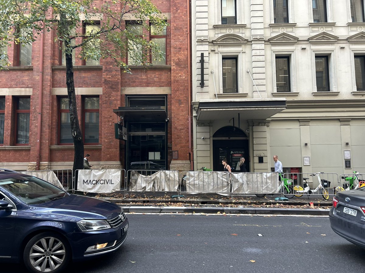 TheSydneyBlog's tweet photo. SYDNEY | Coming to you today with slow but steady progress on the completion of the missing link in the King St cycleway between Clarence and Pitt Sts - the road lanes are being shifted, and the separated cycling facility is starting to emerge. https://t.co/EX6UZNBoPI