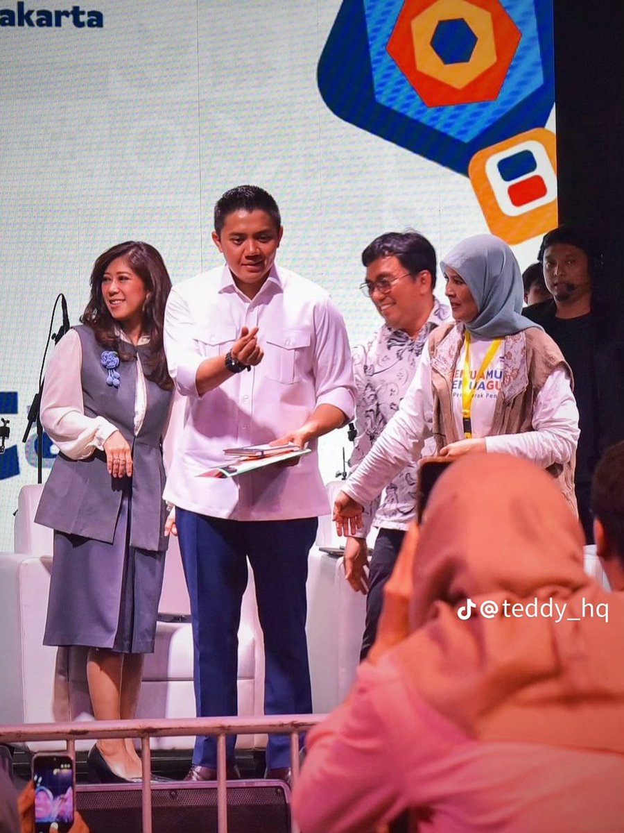 archeerl's tweet photo. Yg hari ini berangkat kerja dikasih semangat lope dari tedsky 🤣

#kerja #tedsky https://t.co/j8EJtAmxTY