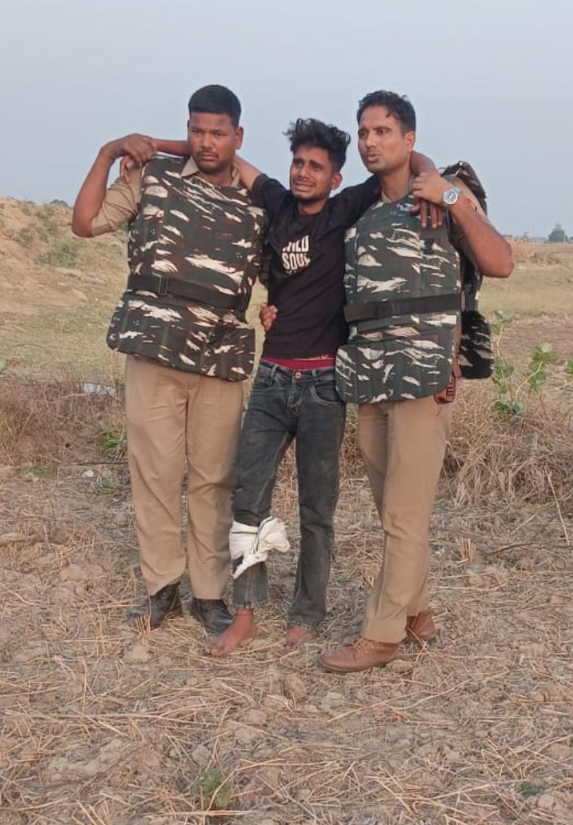 bstvlive's tweet photo. चंदौली
➡पुलिस और बदमाश के बीच मुठभेड़
➡ज्वेलरी शॉप लूटकांड का आरोपी मुठभेड़ में घायल
➡पुलिस की गोली से बदमाश के पैर में लगी चोट
➡आरोपी मनीष यादव गिरफ्तार, अस्पताल में भर्ती
➡असलहा बरामदगी में पुलिस टीम पर की फायरिंग
➡महिला की बहादुरी से विफल हुई थी लूट की वारदात
➡तीसरे फरार बदमाश की तलाश में लगातार दबिश
➡चकिया थाना क्षेत्र के बनरबसिया के समीप मुठभेड़
@chandaulipolice @dmchandauli @Uppolice