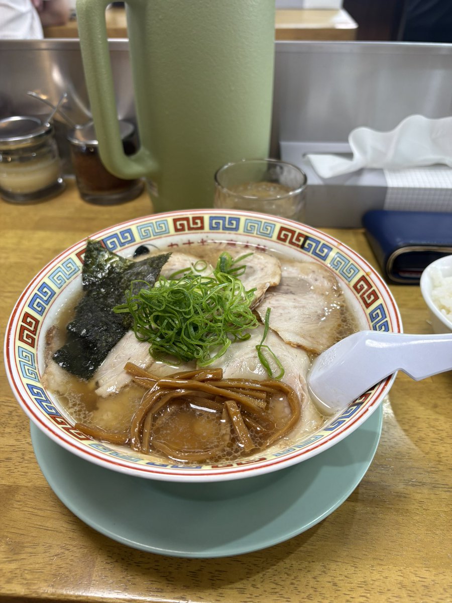 FQFM11's tweet photo. さっきラーメン大盛り🍜食べてから気づいた。
そう言えば昨日のお昼もラーメン🍜だった😅 https://t.co/lLQqNaG9QI