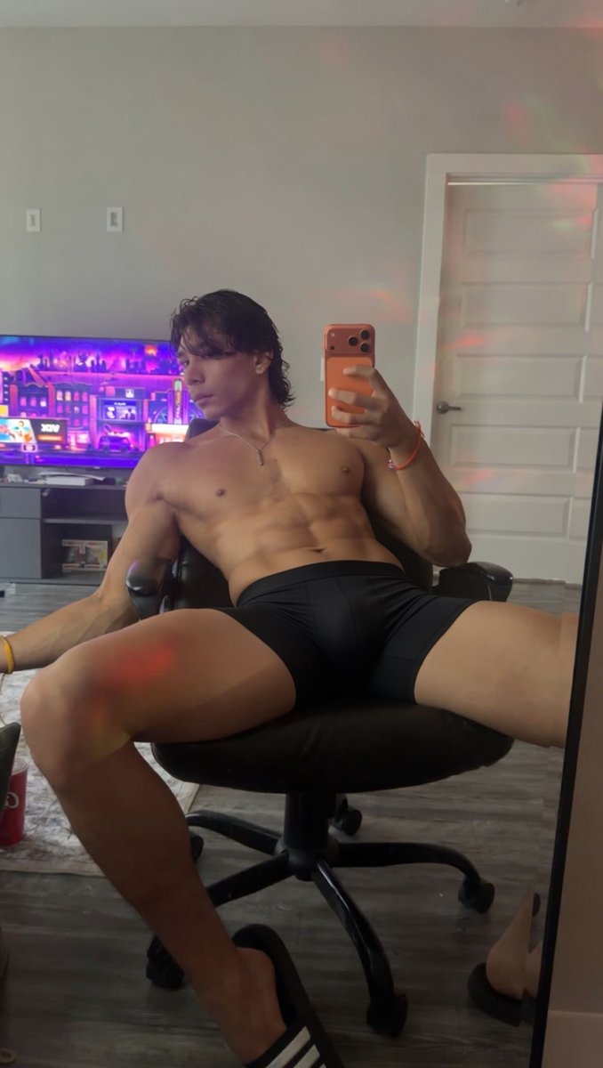 iheartcutecats's tweet photo. come sit right here 😏 https://t.co/ev9fL1A6UQ