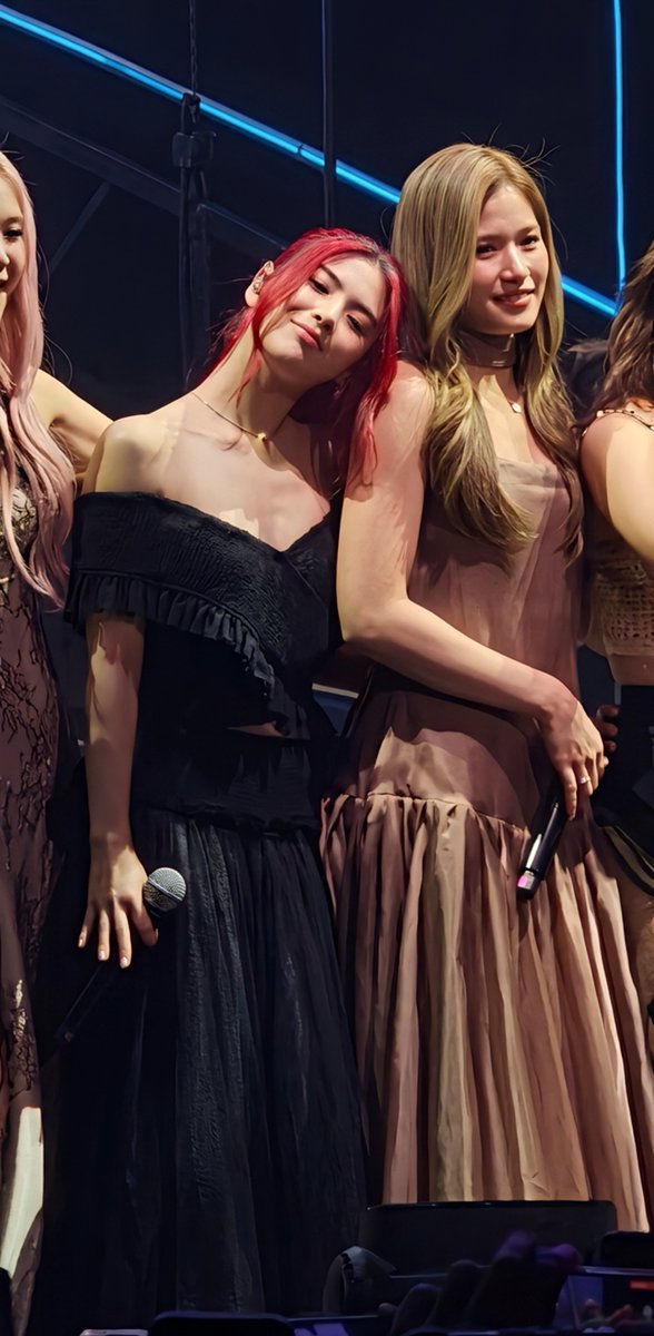 SomeoneShadoww's tweet photo. Ang saya maging all ships enjoyer noh? Kc khit sinong dumaan sa tl mo, winwin pa rin🤭
Tapos si Aiah ang pambansang leading lady hahahagsdafa😆 https://t.co/AzzleGwSAI