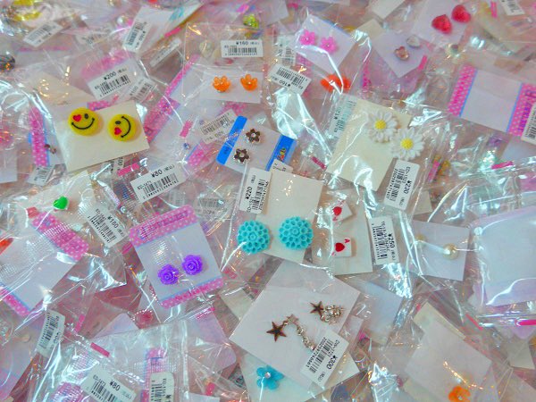 c273c's tweet photo. ガチの平成1桁BBAはサンホの50円マグピを一生懸命選んで友達に一緒に頼んでもらって
喧嘩した弟にぶん投げたら割れるアクセサリーケースに色んな宝物詰め込んで
シール交換の後に流行ったメモ帳交換にもレートがあったりして
よくわからん親戚からよくわからん量ペンの入ったお絵描きセットを貰うんや https://t.co/lCnhFWdJ0Y