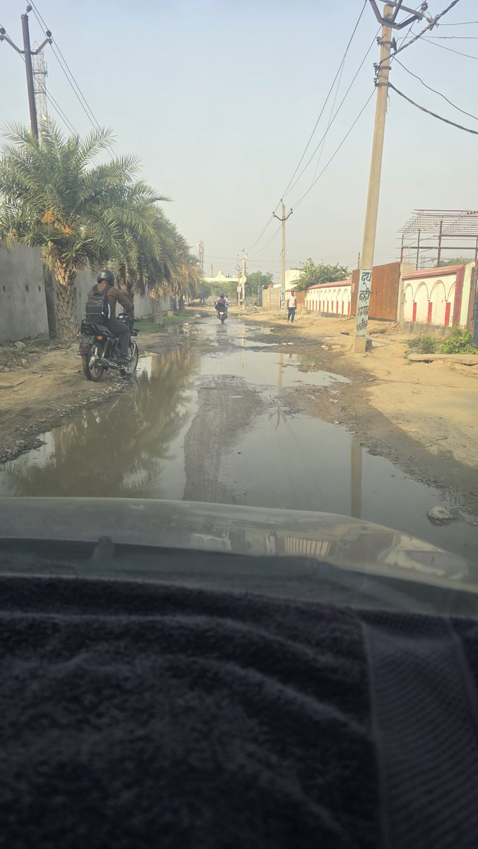 Madhukar9924589's tweet photo. Pichle 2 saal se sadak toot chuki hai, har jagah gaddhe aur pani bhara rehta hai. Roz accident ka risk bana rehta hai.
Residents ko basic road tak nahi mil pa rahi. 

Location: Bishnuli, Gautam buddha nagar

@noida_authority @dmgbnagar @myogiadityanath @ChiefSecy_UP @CMOfficeUP https://t.co/gMGhj7wQUf