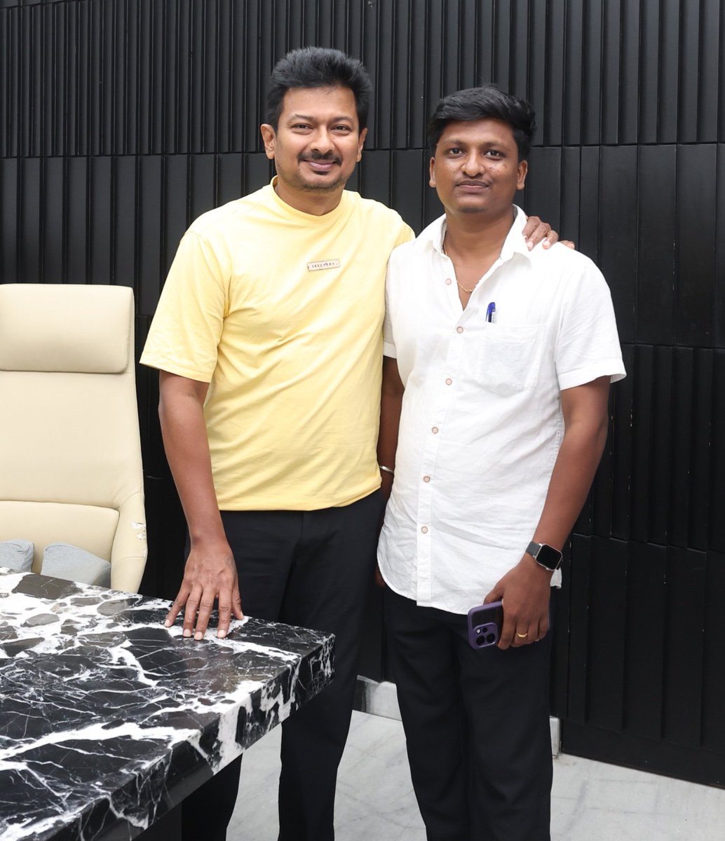 Aravind_Talks7's tweet photo. கழக இளைஞர் அணி செயலாளர், தமிழ்நாட்டின் எதிர்கட்சி தலைவர் எங்கள் இளந்தலைவரை நேரில் சந்தித்தேன்.

நடந்த அனைத்தையும் கேட்டு, எல்லார் மேலயும் வழக்கு தொடுங்க, எந்த உதவினாலும் கேளுங்க, கழகம் இருக்குன்னு சொல்லி "தோளில் கை போட்ட அந்த ஒரு நொடி, வீரன் மாவீரனாய் மாறினான்".♥️ @Udhaystalin https://t.co/uR639Y5OAX