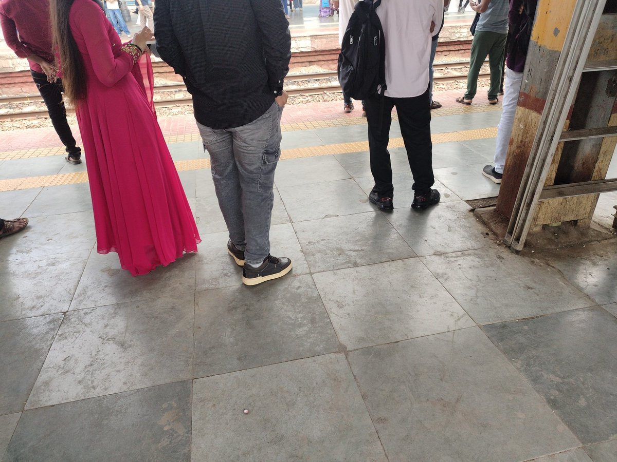 MukundBParekh's tweet photo. Dombivili platform no 3 bench was there for ppl to seat in case trains  are late it seems this bench has been removed https://t.co/AxHNFb1vxD