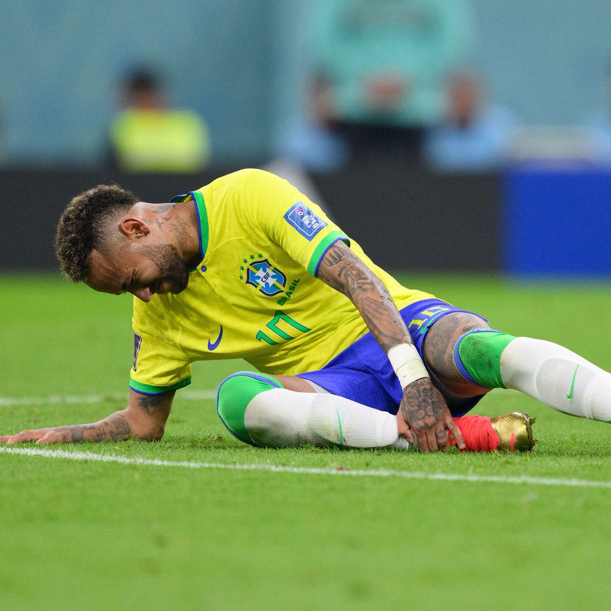 TouchlineX's tweet photo. 🚨 𝗕𝗥𝗘𝗔𝗞𝗜𝗡𝗚: Neymar was not able to train on Brazil's first day of training prior to the World Cup.

· Neymar apparently had pain in his calf when trying to train, so he had to stop.

· He spent the day at a clinic in Rio de Janeiro, where he got multiple tests done. 

· More information will be released when the doctors from the Brazilian national team evaluate the situation further.