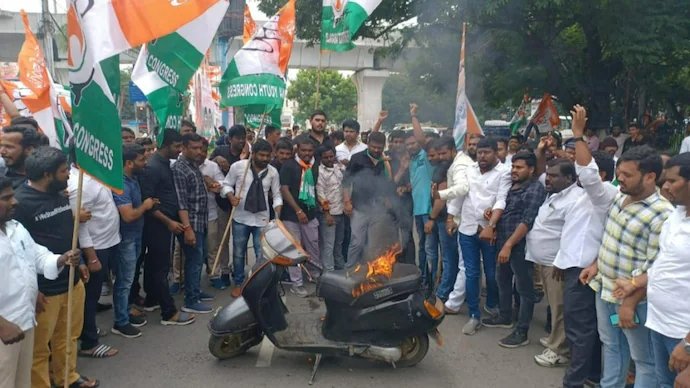 piebyfour's tweet photo. “CPM should understand that street violence no longer appeals to the new generation”

Meanwhile the Youth Congress activists, when the crown prince was summoned by the ED: https://t.co/5WdnKE4ArD