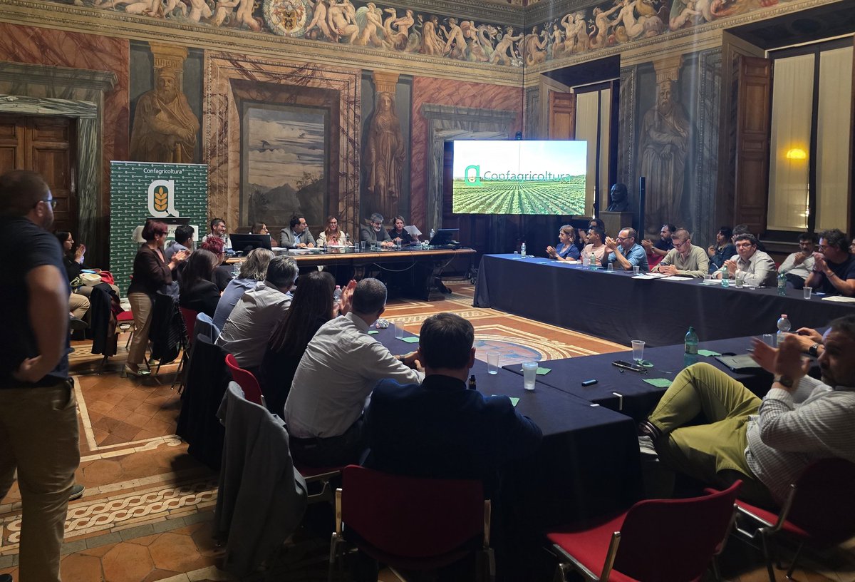 fai_cisl's tweet photo. +++Rinnovato nella notte il Ccnl degli operai agricoli e florovivaisti 2026-2029+++
‼️
Dopo un confronto serrato, Fai, Flai e Uila hanno raggiunto un accordo fondamentale che riconosce diritti, tutele, dignità e risposte concrete a oltre 1 milione di lavoratrici e lavoratori agricoli.
👇
Cosa prevede il nuovo accordo?
💰 incremento salariale per il biennio 2026/2027 del 5,1%, da erogare in due tranche:
- 3,4% dal 1° giugno 2026;
- 1,7% dal 1° gennaio 2027.
📌 Valorizzazione continuità professionale per gli OTD che hanno svolto presso la stessa azienda per almeno tre anni consecutivi un numero di giornate non inferiore a 150, con elemento aggiuntivo della retribuzione pari a 0,4% del salario contrattuale.
📈 Welfare e diritti: miglioramenti in tema di welfare contrattuale per le lavoratrici e i lavoratori migranti, patologie oncologiche, conciliazione vita-lavoro, permessi per migranti e genitori anziani.
👥 Rafforzamento della bilateralità 
📌 Indennità una tantum per le donne lavoratrici OTI vittime di violenza di genere
📌 Stabilizzazione della manodopera attraverso la stipula di contratti di durata triennale 
🔍 Maggiori dettagli saranno divulgati in giornata dai sindacati.
#lavoro #agroalimentare #agricoltura #partecipazione #sindacato