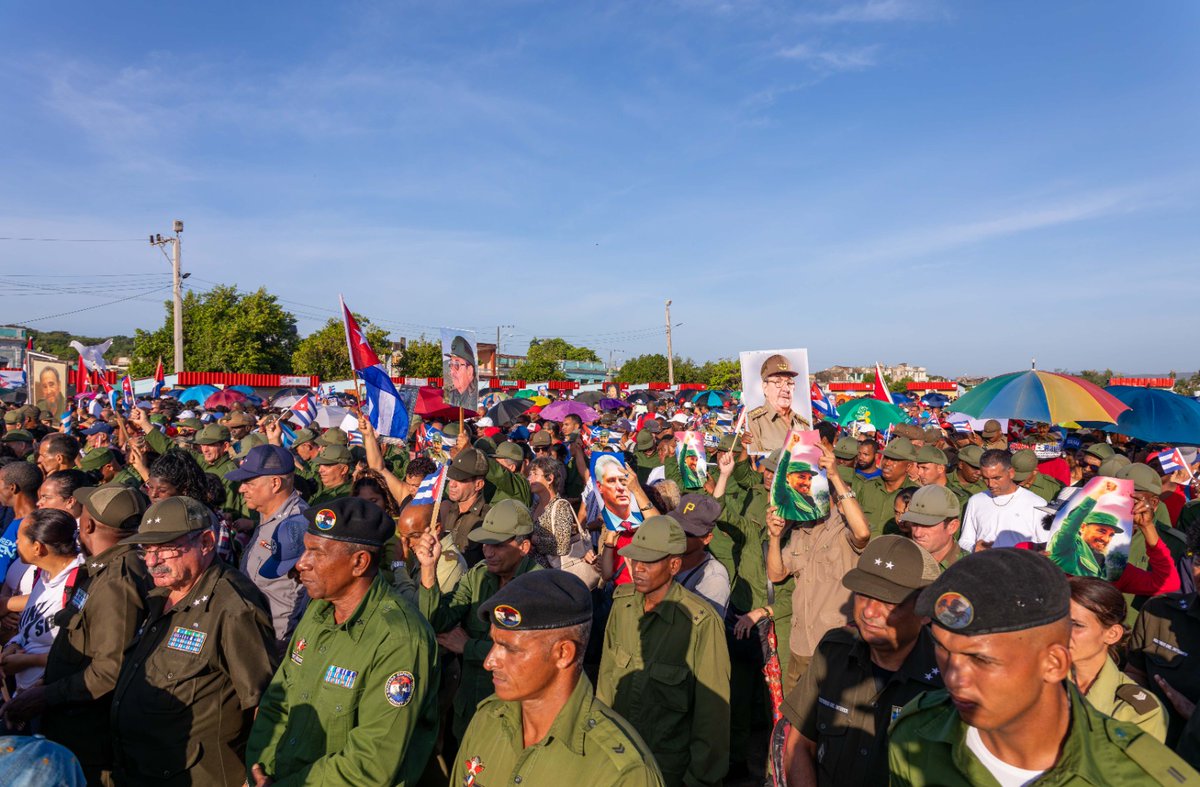 NormaLlerenaPr1's tweet photo. Hoy nuestro pueblo #MatancerosEnVictoria acudimos a apoyar a nuestro general de ejército y a denunciar la asfixia económica y el cerco energético impuesto a nuestro país #LaPatriaSeDefiende #MatancerosEnVictoria @DiazCanelB @DrRobertoMOjeda @mariofsabines @PartidoPCC https://t.co/4CzHt4x1kq