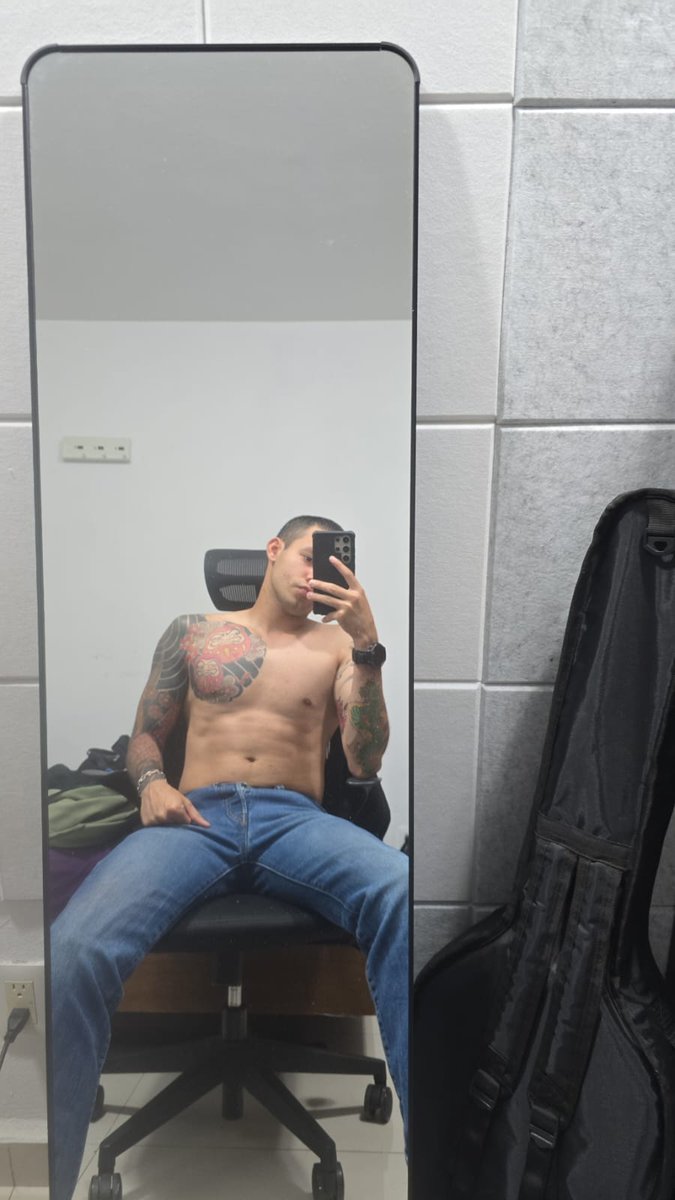 reduy01's tweet photo. Buenas noches 
#chathot https://t.co/Ktmq6uOWN3