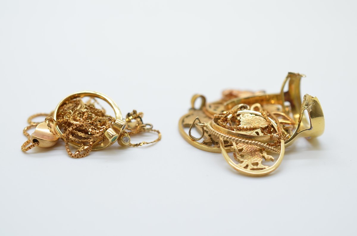 jewelselect's tweet photo. 店外からも見える所に金プラチナ買取金額のボード表示しています。

石は含まず製品の重さ×ボードの金額で大体の価格調べる事出来ます。 

刻印なし製品などは、貴金属検査で分かりますので数日お預かり致します。

不要な金プラチナ売却の際是非専門店へご相談ください。 https://t.co/ciQNDeeoMP
