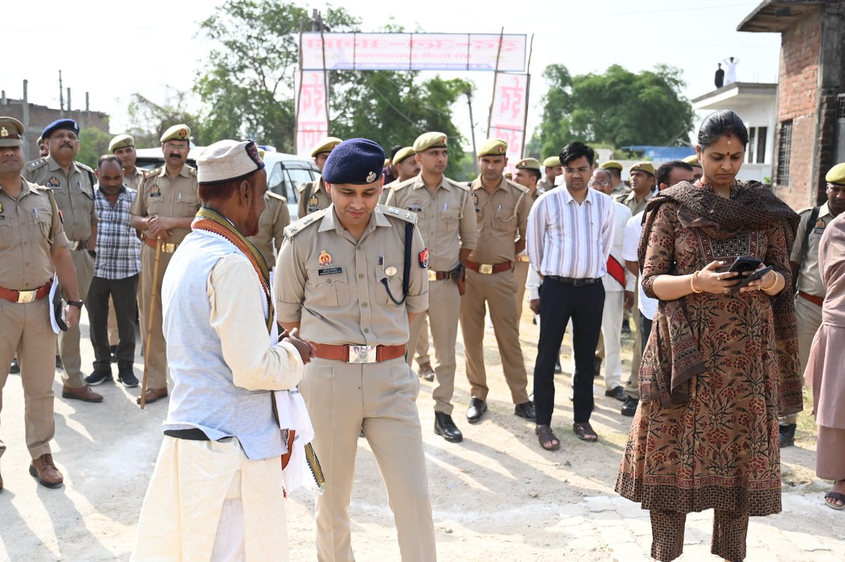 fatehpurpolice's tweet photo. बकरीद (ईद-उल-अजहा) पर्व के अवसर पर थाना कोतवाली क्षेत्रांतर्गत ईदगाह रेडइया आबूनगर में नमाज सकुशल, शांतिपूर्ण एवं सौहार्दपूर्ण वातावरण में संपन्न हुई। इस अवसर पर #Dmfhr एवं #Spfhr द्वारा व्यवस्थाओं का निरीक्षण कर सुरक्षा एवं कानून व्यवस्था का जायजा लिया गया।

बकरीद पर्व के दृष्टिगत जिला प्रशासन एवं पुलिस विभाग द्वारा सुरक्षा तथा कानून व्यवस्था के व्यापक एवं सुदृढ़ प्रबंध किए गए थे। नमाज के दौरान पर्याप्त संख्या में पुलिस बल एवं प्रशासनिक अधिकारी मौके पर उपस्थित रहे तथा लगातार भ्रमणशील रहकर समस्त व्यवस्थाओं की निगरानी एवं समन्वय बनाए रखा।

#Dmfhr एवं #Spfhr द्वारा जनपदवासियों को बकरीद पर्व की हार्दिक शुभकामनाएं देते हुए आपसी भाईचारा, सौहार्द एवं शांति बनाए रखने की अपील की गई।
#uppolice