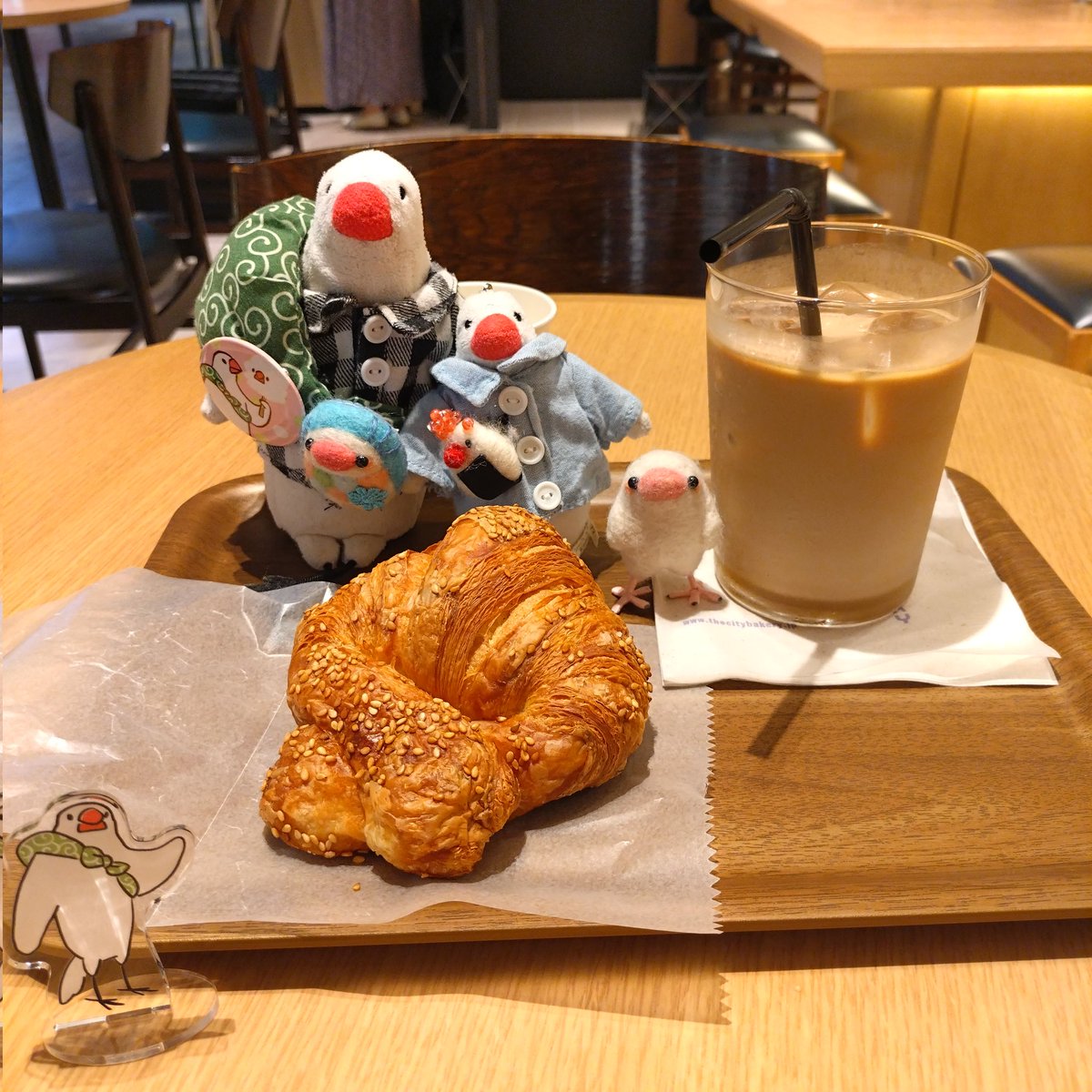 miyu_cyuncyun's tweet photo. こんにちは😄��️
友人・「MYF」とPCの仕事先にて
ランチタイム🍴
今日は軽食スタイル🖐️
#miyuご飯 #ソラリアプラザ
#CITYBAKERY #プレッツェルクロワッサン
#アイスカフェラテ #ふろしき文鳥 #ビエ文鳥
#なりのすけくん #おにぎり文鳥
#ふろしき文鳥アクスタ https://t.co/ZkfWRxC4dj