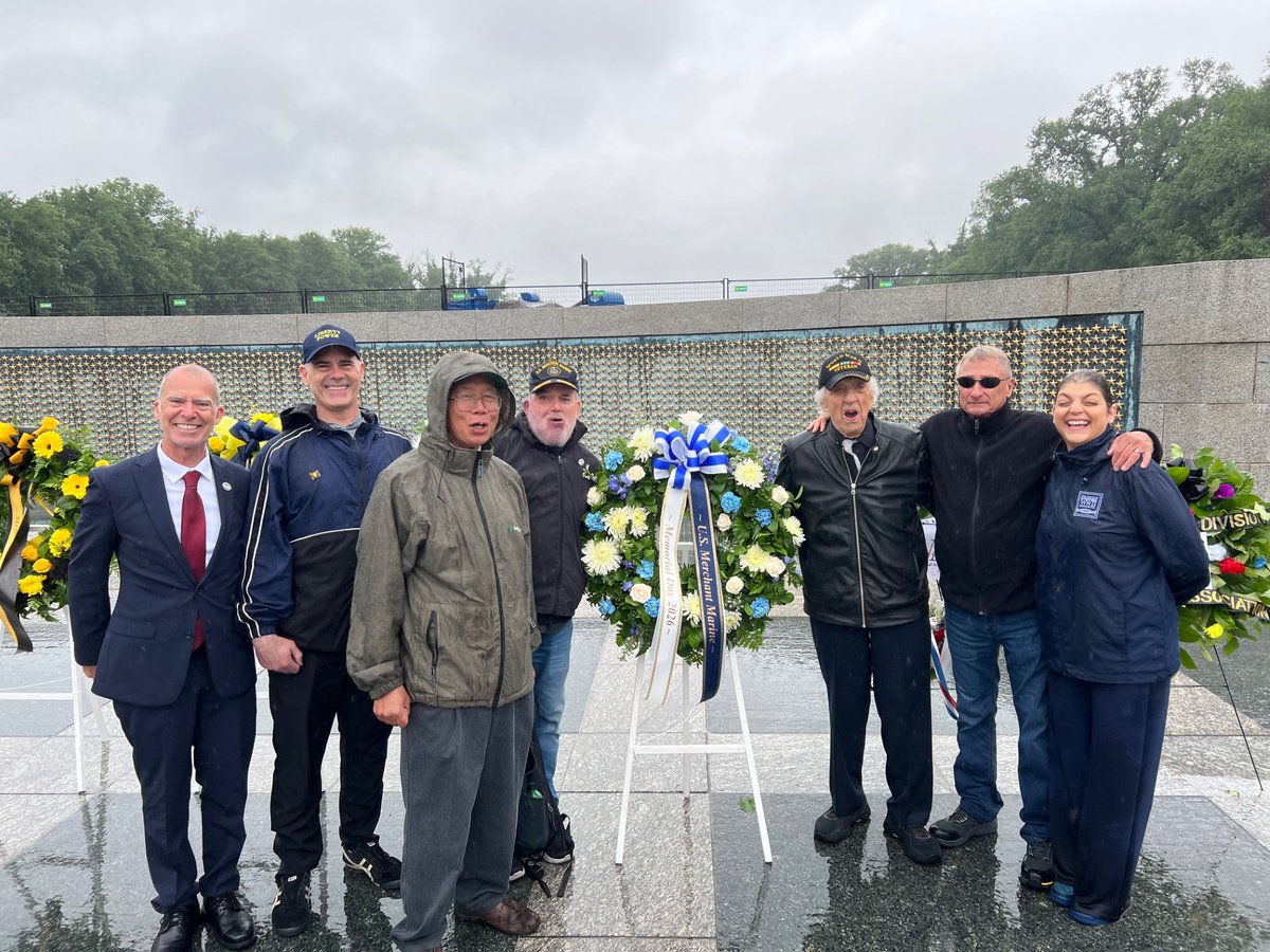 AMMWWII's tweet photo. A little rain couldn't stop #AMMV members from honoring #WW2 mariners and veterans this past Saturday at the WWII Monument in DC. #HeaveHo! https://t.co/oD0axxHM9b