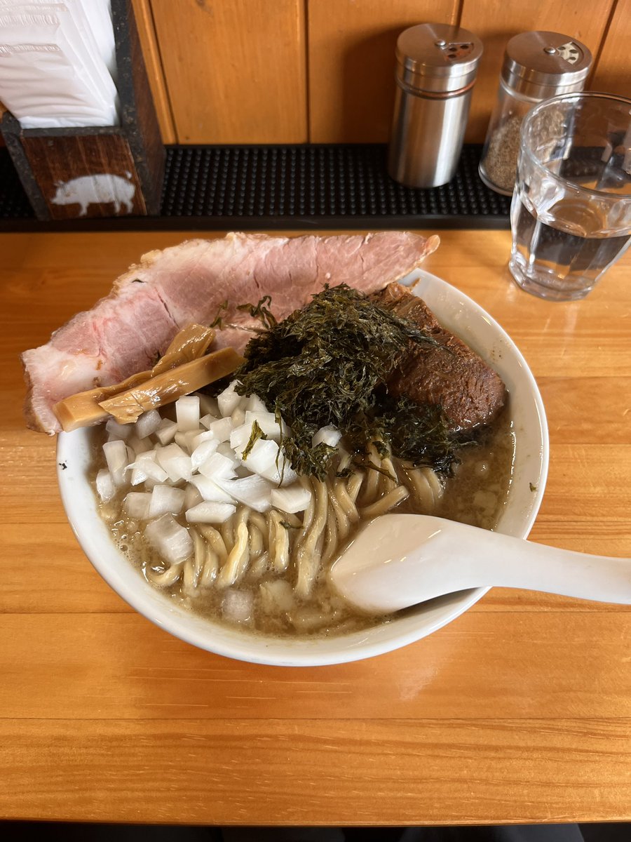 dakayou's tweet photo. どうもー！今日は宇野で研修があるので、お昼は以前から気になっていたこちらのお店に！ちょっと並んでたけど、無事完食😊おじさんも背脂系はだんだんキツくなってきたかも💦でもおいしゅーございました！
#背脂におぼれし者
#玉野市うね https://t.co/JKwnrOFT0o