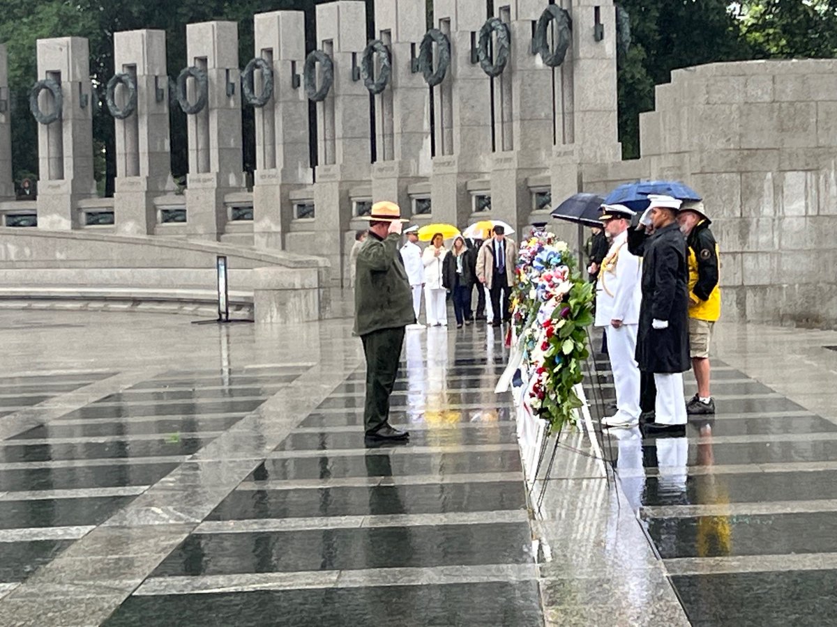 AMMWWII's tweet photo. A little rain couldn't stop #AMMV members from honoring #WW2 mariners and veterans this past Saturday at the WWII Monument in DC. #HeaveHo! https://t.co/oD0axxHM9b