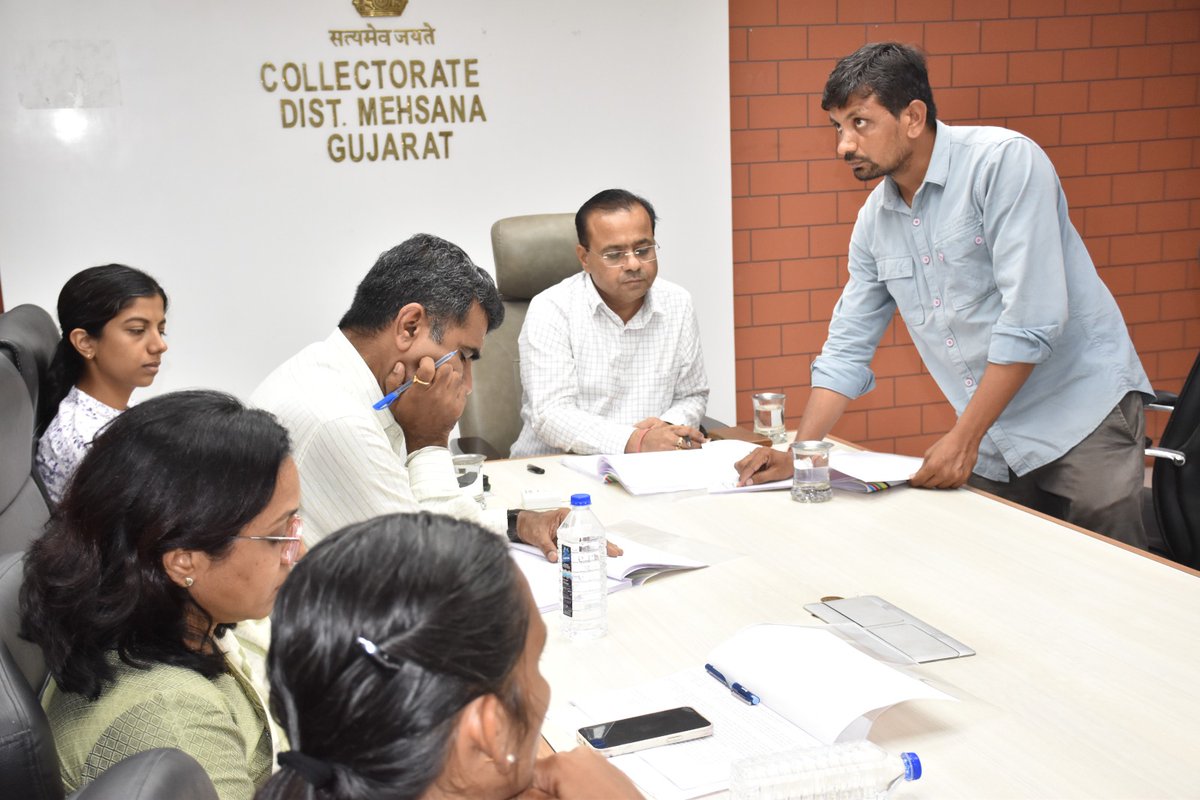 CollectorMeh's tweet photo. "જિલ્લા સ્વાગત અને ફરિયાદ નિવારણ" અંગેનો કાર્યક્રમ યોજવામાં આવ્યો. જિલ્લા સ્વાગતમાં કુલ-૯૯ પ્રશ્નો રજૂ થયેલ. રજૂ થયેલ પ્રશ્નો અન્વયે સબંધિત વિભાગના અધિકારીશ્રીઓ સાથે ચર્ચા કરી પ્રશ્નોનું યોગ્ય નિરાકરણ કરવામાં આવ્યું.
@CMOGuj @sanghaviharsh @MLASanjaysinh @revenuegujarat https://t.co/enA4JHkcoD
