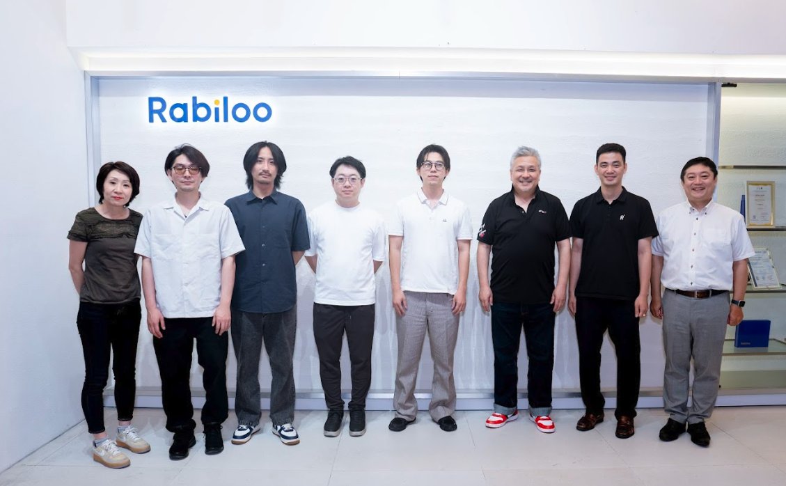 RabilooJapan's tweet photo. 4年以上にわたって、お仕事を一緒にさせていただいている、株式会社オーミックの杉山様とお仲間のご一行がハノイのRabiloo本社を訪問してくださいました。
ちょうど1年で最も暑い40℃を超える週と重なってしまいましたが、ベトナムを楽しんでいただけたでしょうか？お疲れ様でした😊 https://t.co/VTbdiYSAvJ