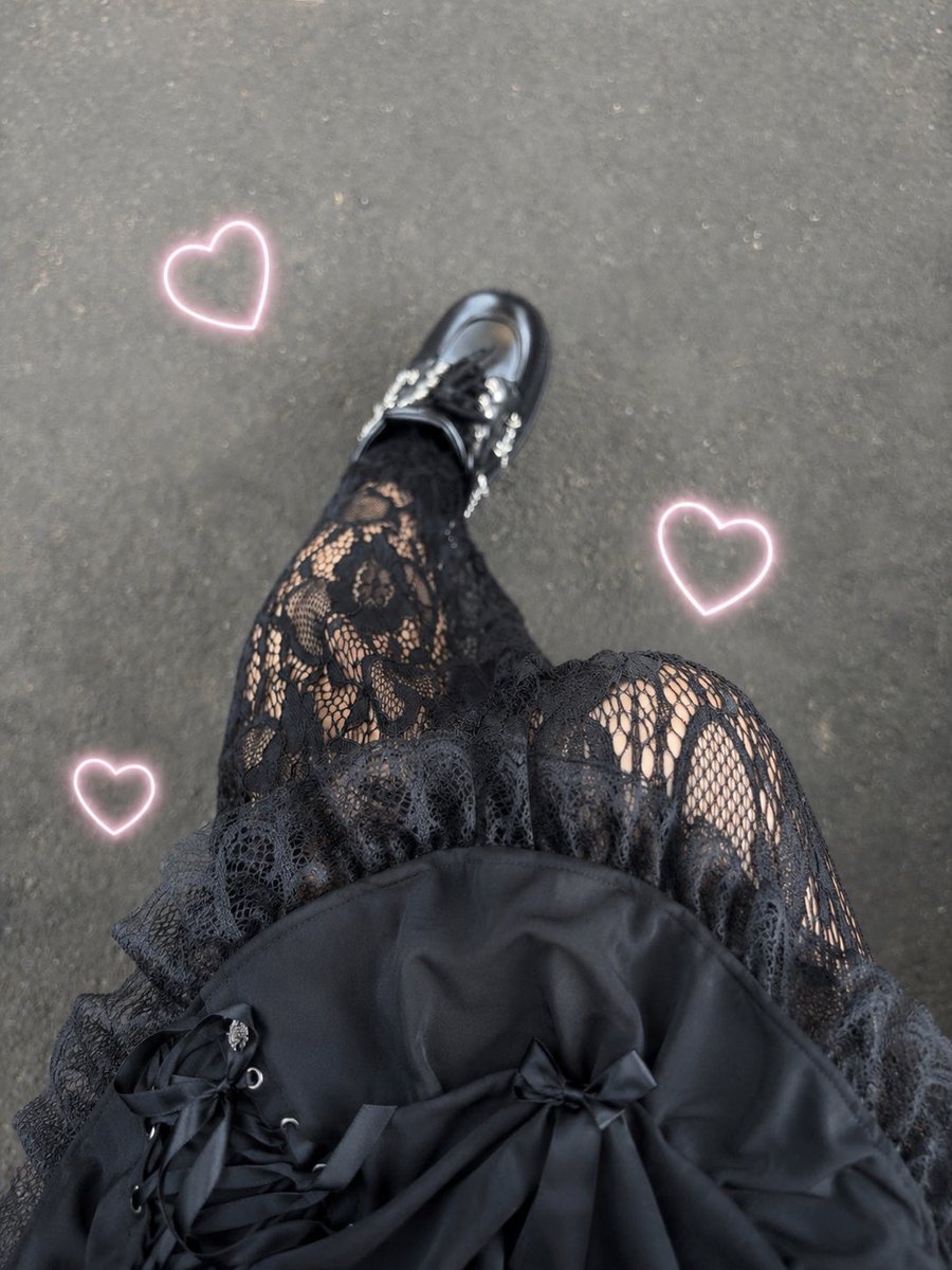 uiui_19's tweet photo. スカート履いてるだけで、なんかドキドキする…🖤

#おとこの娘 #男の娘 #地雷系 #黒コーデ https://t.co/1Hjrl0FXfX