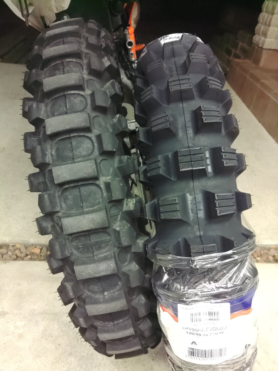 KTM819O4's tweet photo. #METZELER #MC360 #Mitas #StoneKing #換装した感想 #草地優秀 #サンド優秀 #石畳滑る #舗装はオーバーステア 
リアだけ換装した結果
乗り心地は悪化
舗装は小回りぎみ
浮き砂利、しまった砂利ともバランス悪く
草地とサンドだけは良かったけど
総合的にはMC360が優秀！(^-^)/ https://t.co/JHpXxAHEMo