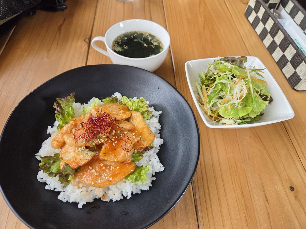 cybercyclist's tweet photo. 南種子町のハナウタで鶏チリ丼920円 + シフォンケーキとドリンクのセット300円。デザート安い。 https://t.co/x6I46rRei3