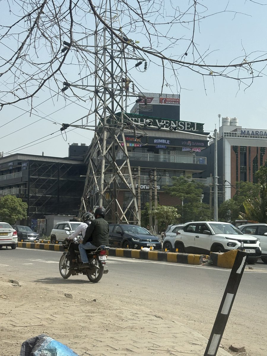 iarjkap's tweet photo. @MunCorpGurugram @CPCB_OFFICIAL @PradeepIAS_HR @OfficialGMDA @TOIGurgaon 

Drains dug up right on main Golf course extension road, accident waiting to happen! With kids or bike will surely fall &amp; hurt themselves

Location: chauraha at near the Vensej mall
https://t.co/qiXctSZvNJ https://t.co/OdX0K19VAd