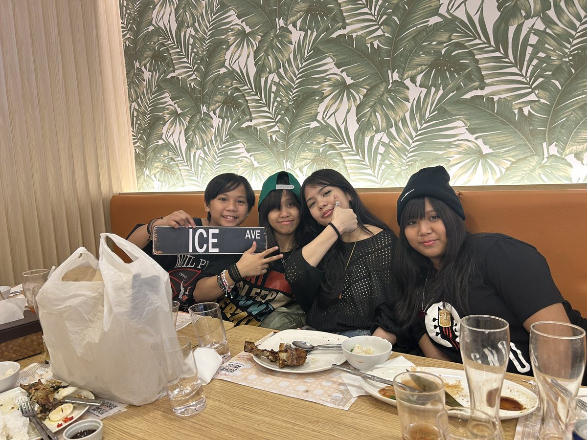 mountaindont64's tweet photo. @Vincent2112_ @itsMrCross This past March I donated a guitar to the family and had dinner with them. They were so humble and respectful and not only to me but to each other as well.  They are everything you hoped they would be.  What really surprised me was how tiny the kids were,It was hard to believe. https://t.co/Fn72nxRhRY