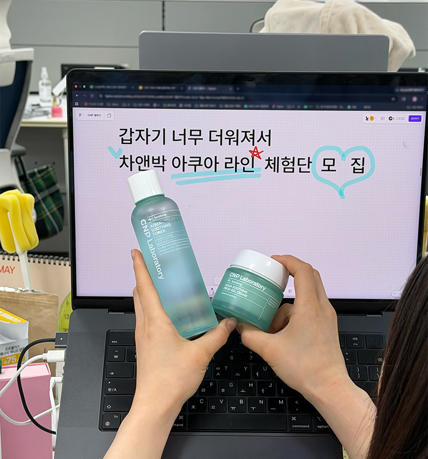 CNP_Laboratory's tweet photo. #EVENT #RT이벤트 #체험단

💦아쿠아 수딩 토너 & 크림 2종 체험단 모집합니다!💦

여름 맞이 피부 온도 낮춰줄 수분 폭탄 차앤박 아쿠아 라인이 왔어요!💙
바르는 순간 피부에 에어컨 켠 듯 시-원 청량!🧊
수분 길 싹- 열어주는 수딩 토너+

수분 보호막 꽉- 잠가주는 크림 조합이 찐후기 남겨주실 부우운!!!!!💧
올여름 내 피부에 강력한 수분 폭탄이 필요한 이유와 함께 기대평을 댓글로 남기면 참여 완료!💙

✅ 참여방법: #팔로우 필수! + #RT OR #인용RT 
✅ 당첨제품: 아쿠아 수딩 토너 & 아쿠아 수딩 프레쉬 젤 크림 2종 세트 (3명)
✅ 당발: 6/4 개별쪽지

피부 열감 부자들 빨리 신청하기 !!!!🧊