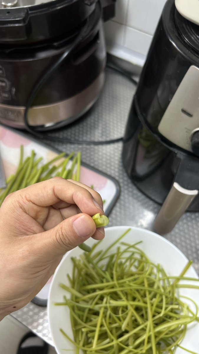 huoyex's tweet photo. 难怪小��候吃过一次后就再也没吃到过了。
谁发明的凉拌蒜薹，一根要撕开四条，撕的我直瞌睡。 https://t.co/0PXMO8gHEK