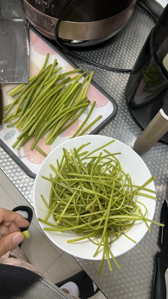 huoyex's tweet photo. 难怪小��候吃过一次后就再也没吃到过了。
谁发明的凉拌蒜薹，一根要撕开四条，撕的我直瞌睡。 https://t.co/0PXMO8gHEK