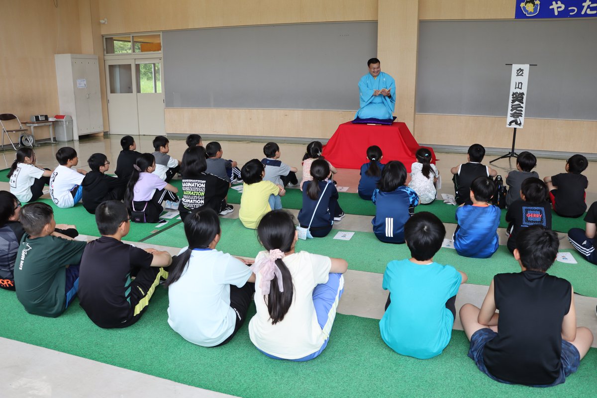 Aibetu_kinoko's tweet photo. 本日、愛別小学校にて
落語家・立川談笑一門「こちらかららくご in 愛別」が開催されました！

明日（5/29）は、愛別食堂おちこちにて一般公演！
当日券もありますので、皆さんぜひ愛別町へ🍄！

▶昼の部：15時～ 1,500円
▶夜の部：18時～ 4,500円（懇親会付）

#愛別町 #落語 #笑顔
@danshou https://t.co/9dkKx4HkvB