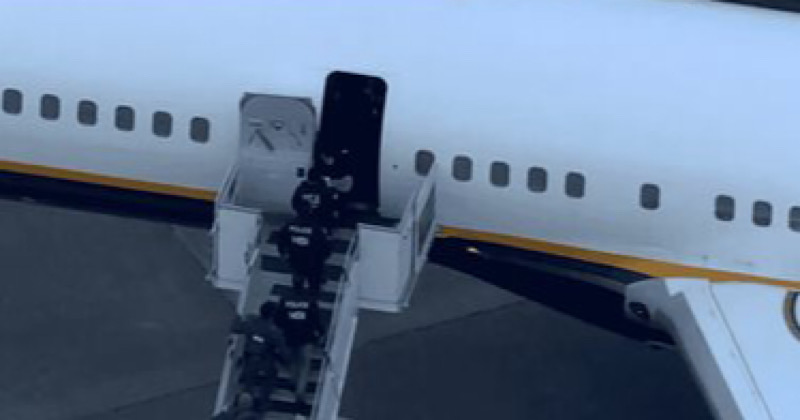 DEUSSdot's tweet photo. Mientras tanto Naim rumbo a españa a pagar sus crimenes https://t.co/RQBNvdIOVU
