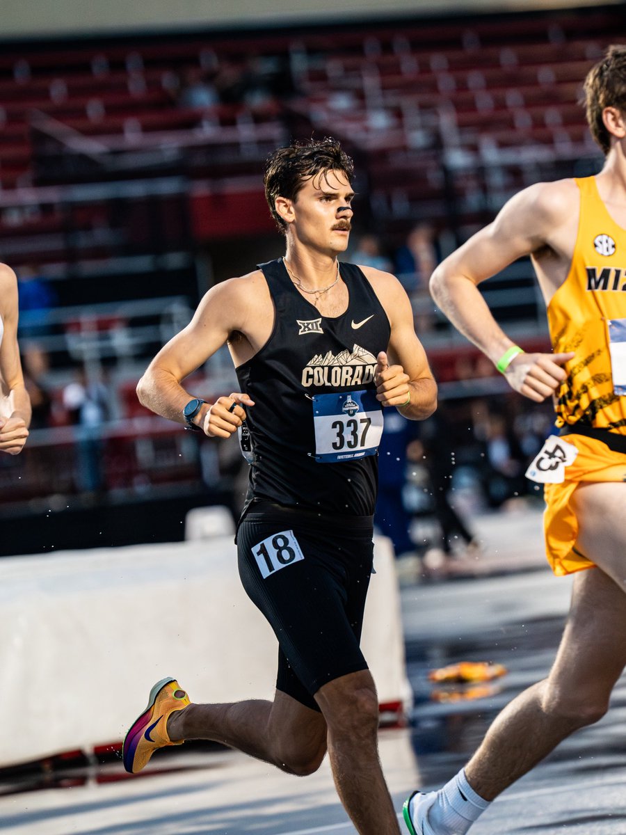 CUBuffsTrack's tweet photo. 10k men under the lights 🌙🌧️ https://t.co/hkImys3ehF